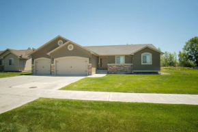 3 Car Garage Full Kitchen Large Backyard Smart TVs